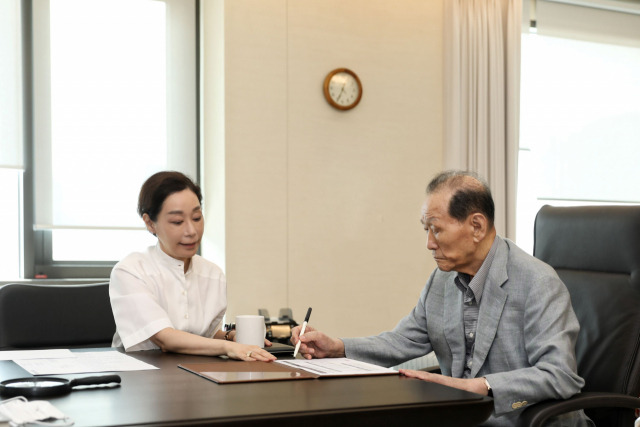 2021년 서울 강서구 마곡의 아워홈 본사에서 딸 구지은(왼쪽) 부회장과 집무를 보고 있는 고(故) 구자학 회장. 사진 제공=아워홈