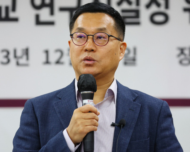 권영완 고려대 교수가 11일 서울 성북구 고려대 R&D센터에서 열린 LK-99 관련 고려대 연구진실성위원회 조사결과 설명회에서 발언하고 있다. 고려대 연구진실성위원회는 김현탁 미국 윌리엄앤드메리대 연구교수가 권 교수에 대해 제기한 연구 윤리 위반 의혹에 관해 연구 부정행위에 해당하지 않는다고 판단했다. 연합뉴스