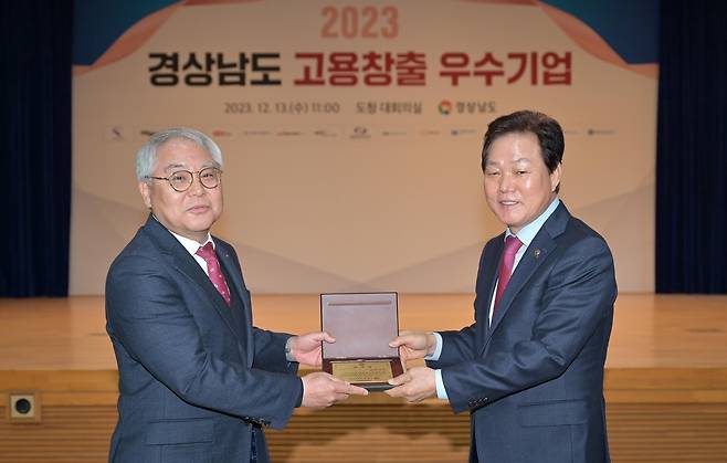 고용창출 우수기업에 감사패 전달하는 박완수 경남지사(오른쪽) [경남도 제공. 재판매 및 DB 금지]