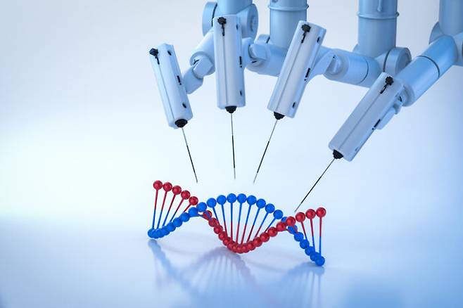 크리스퍼 유전자 가위를 활용한 치료제가 영국과 미국에서 연이어 허가를 받으면서 인간 DNA를 편집해 질병을 치료하는 시대가 열릴 것이란 예측이 나오고 있다. [사진=게티이미지뱅크]