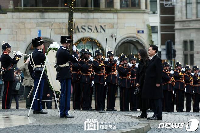 윤석열 대통령과 김건희 여사가 12일 오전(현지시간) 네덜란드 암스테르담 담 광장에서 전쟁기념비에 헌화하고 있다. (대통령실 홈페이지) 2023.12.13/뉴스1 ⓒ News1 안은나 기자