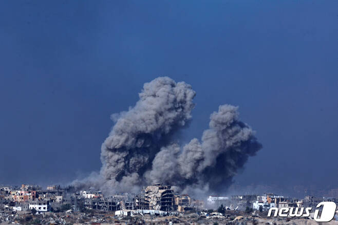 지난 11일(현지시간) 가자지구에서 이스라엘의 공격으로 연기가 피어오르고 있다. 2023.12.11 ⓒ 로이터=뉴스1 ⓒ News1 정지윤 기자