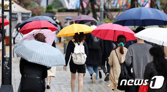 전국에 강풍을 동반한 비가 내린 6일 서울 광화문 네거리에서 우산을 쓴 시민들이 출근길 발걸음을 재촉하고 있다. 2023.11.6/뉴스1 ⓒ News1 김성진 기자