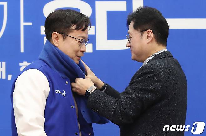 더불어민주당 인재영입 2호 인사인 이재성 세솔테크 고문이 14일 오전 서울 여의도 국회에서 열린 2호 인재영입식에서 홍익표 원내대표로부터 목도리를 선물 받고 있다. 2023.12.14/뉴스1 ⓒ News1 임세영 기자