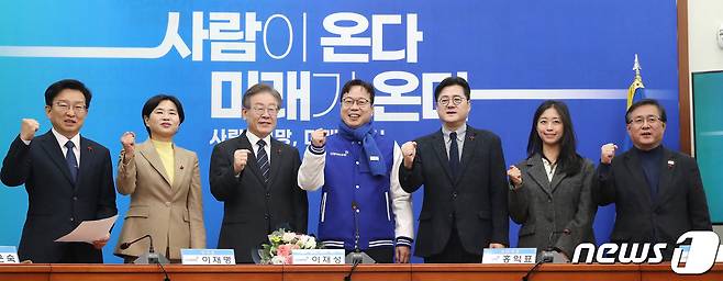 더불어민주당 인재영입 2호 인사인 이재성 세솔테크 고문이 14일 오전 서울 여의도 국회에서 열린 2호 인재영입식에서 이재명 대표 및 참석자들과 기념촬영을 하고 있다.  왼쪽부터 권칠승 의원, 서은숙 최고위원, 이 대표, 이 고문, 홍익표 원내대표, 안혜인 씨, 김성환 의원. 2023.12.14/뉴스1 ⓒ News1 임세영 기자