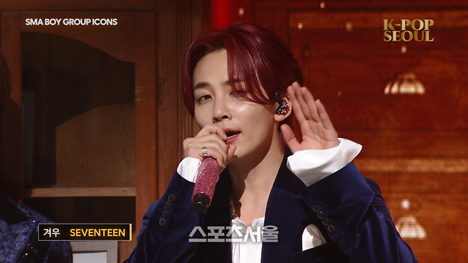 세븐틴의 멤버 정한이 ‘겨우’를 부르고 있는 장면. 사진|K팝 서울