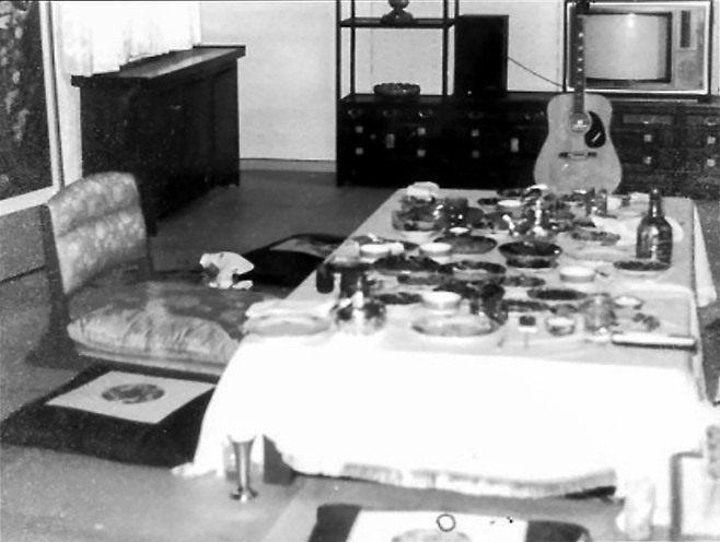 사건 발생 약 10시간 후인 10월 27일 오전 5시 육군 과학수사 연구소가 채증한 시해 현장 사진. 우측에 시바스 리갈 병이 보입니다. /육군과학수사연구소