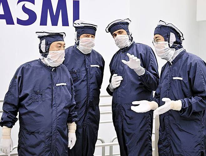 네덜란드 반도체 기업 ASML 클린룸 방문한 尹대통령 - 네덜란드를 국빈 방문한 윤석열 대통령이 '반도체 동맹' 외교에 나섰다. 윤 대통령이 12일(현지 시각) 네덜란드 펠트호번에 있는 반도체 장비 생산 기업 ASML 본사에서 빌럼 알렉산더르(왼쪽에서 둘째) 네덜란드 국왕과 함께 클린룸을 시찰하며 크리스토프 푸케(왼쪽에서 셋째) ASML 최고사업책임자의 설명을 듣고 있다. /연합뉴스