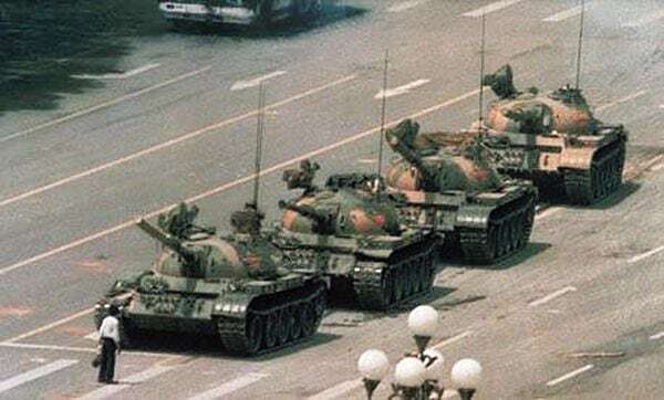 1989년 천안문 사태 당시 한 청년이 탱크 행렬을 맨몸으로 막아서고 있다. /조선일보 DB