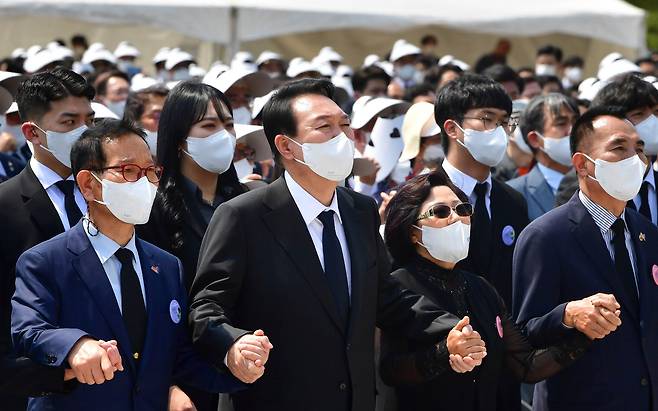 윤석열 대통령이 18일 오전 광주 북구 국립 5·18 민주묘지에서 열린 제42주년 5·18민주화운동 기념식에서 '님을 위한 행진곡'을 제창하고 있다. /연합뉴스