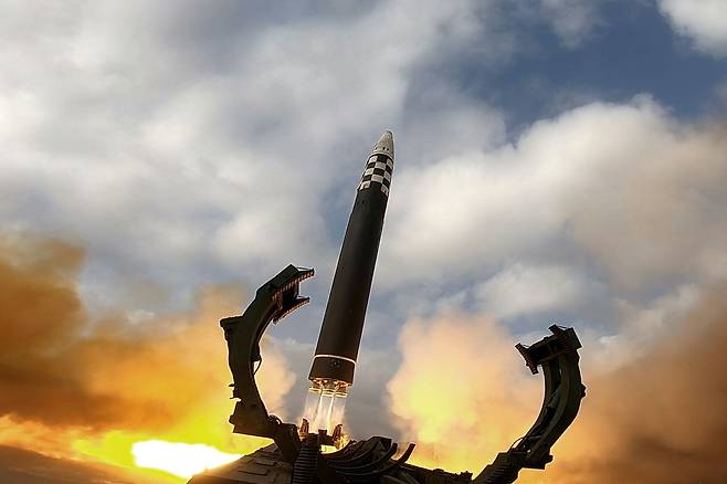 지난 18일 북한이 발사한 신형 대륙간탄도미사일(ICBM) '화성포-17형'/노동신문 뉴스1