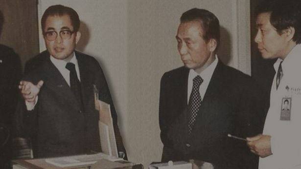 고 박정희 대통령이 표준연구소를 방문할 당시 설명을 하고있는 김재관 박사 (1979.2.22.)/(사)김재관 박사 기념관