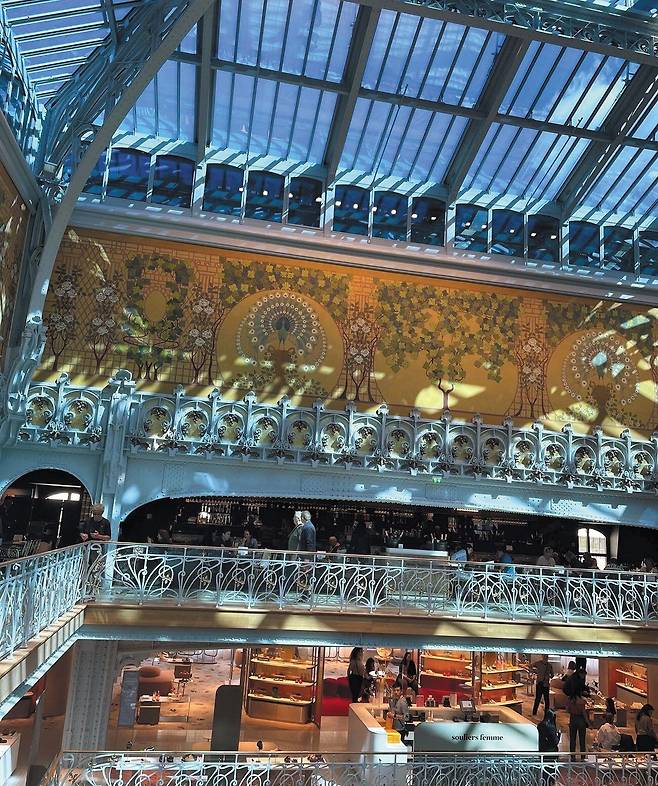 150년 역사를 가진 파리의 사마리텐 백화점. 최근 1조원을 들여 리모델링 했다. /돔페리뇽
