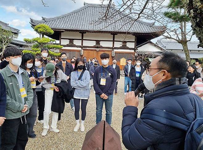 서정석 공주대 교수가 지난 7일 일본 나라현에 있는 일본 최초의 사찰 아스카테라(飛鳥寺)에서 ‘제43회 일본 속의 한민족사 탐방’에 참가한 대학생들에게 설명을 하고 있다. /정녹용 기자