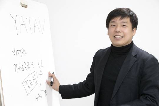 이성찬 야타브엔터 대표가 포즈를 취하고 있다.