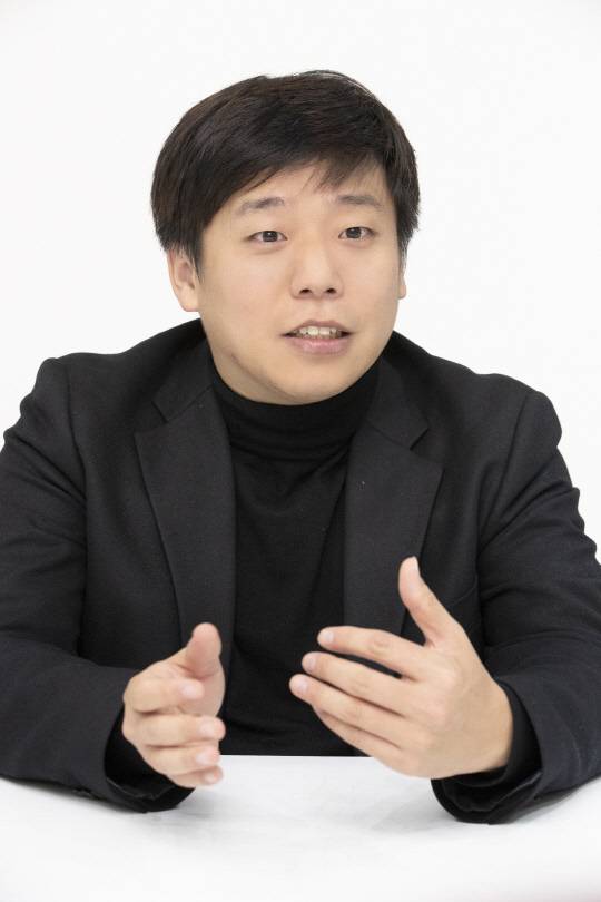 이성찬 야타브엔터 대표가 인터뷰 질문에 답하고 있다.