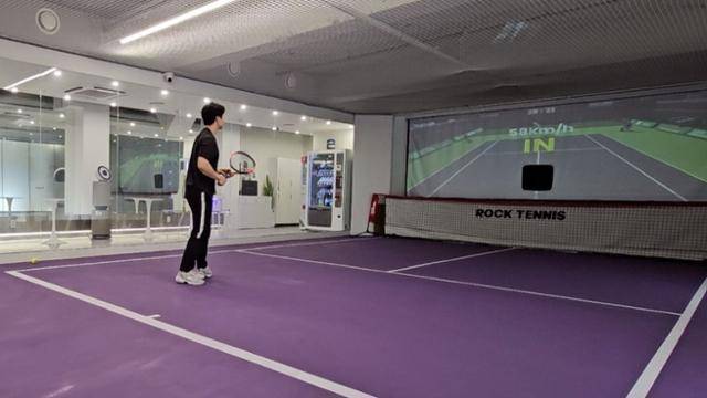 한 이용객이 무인 테니스 코트에서 스크린 테니스를 즐기고 있다. 락테니스 가로수길점 제공