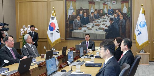 이창용(가운데) 한국은행 총재가 지난달 30일 금융통화위원회 통화정책방향 결정회의를 주재하고 있다. 이날 회의에 참석한 금통위원 7명 전원은 서울대 경제학과 동문이다. 사진공동취재단