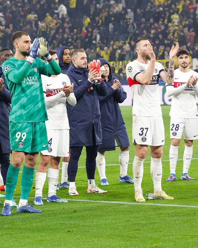 PSG 선수단이 14일 도르트문트전 무승부 뒤 팬들을 향해 인사를 전하고 있다. 이강인(오른쪽 세 번째)을 비롯해 선수단의 굳은 표정이 눈에 띈다. 사진=PSG SNS