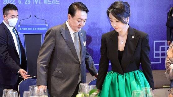 윤석열 대통령과 김건희 여사가 지난해 6월 스페인 동포 만찬 간담회에 참석했다. 이날 착용한 펜던트는 사이즈에 따라 수천만원에서 1억원을 넘는 반클리프앤아펠 스노우플레이크 모델이다. 2주 전 공개된 '서울의소리' 영상에서 김 여사는 "지인에게 빌린 것"이라고 주장했다. [대통령실사진기자단]