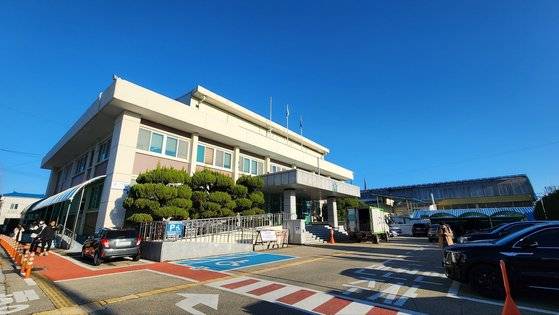 대전지법 논산지원은 심야시간 길 가던 여성을 끌고 가 폭행하고 성폭행한 혐의로 기소된 15세 중학생에게 징역 장기 10년, 단기 5년을 선고했다. 신진호 기자