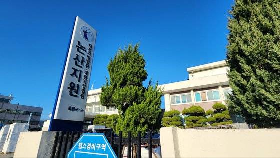 대전지법 논산지원은 심야시간 길 가던 여성을 끌고 가 폭행하고 성폭행한 혐의로 기소된 15세 중학생에게 징역 장기 10년, 단기 5년을 선고했다. 신진호 기자