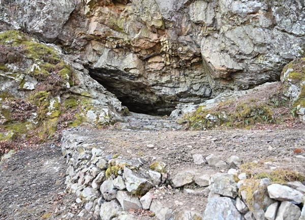 김유신이 난승을 만나 보검을 받은 굴로 추정하는 불선바위 동굴.