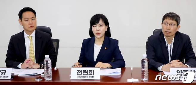 (서울=뉴스1) = 전현희 국민권익위원장이 27일 서울 여의도 국회의원회관에서 열린 '제주 택배비 부담 경감을 위한 점검 회의'에서 발언하고 있다. 왼쪽부터 김한규 의원, 전현희 위원장, 양종삼 권익개선정책국장. (국민권익위원회 제공) 2023.4.27/뉴스1 Copyright (C) 뉴스1. All rights reserved. 무단 전재 및 재배포 금지.