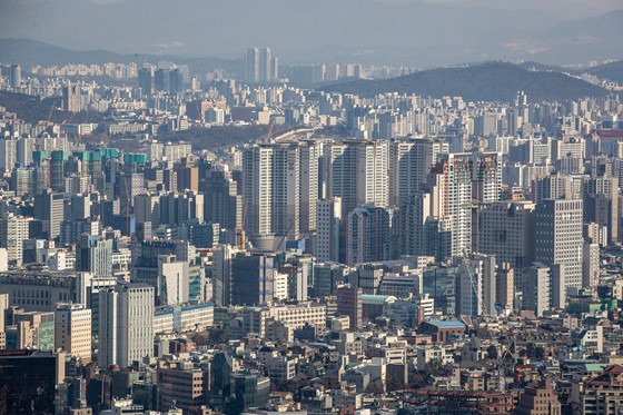 지지옥션에 따르면 2021년 1월 채권자가 저축은행·대부·캐피탈업체인 경우는 146건이었지만 올 11월 367건으로 급증했다. 구체적으로 살펴보면 채권자가 저축은행인 경우는 같은 기간 44건에서 122건으로, 대부·캐피탈업체인 경우는 102건에서 245건으로 늘어난 것으로 나타났다. /사진=뉴스1