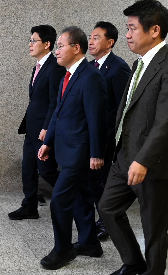 무거운 발걸음 윤재옥(앞줄 가운데) 국민의힘 원내대표 겸 대표 권한대행을 비롯한 지도부가 14일 오전 국회에서 열린 최고위원회의에 참석하기 위해 이동하고 있다.   곽성호 기자