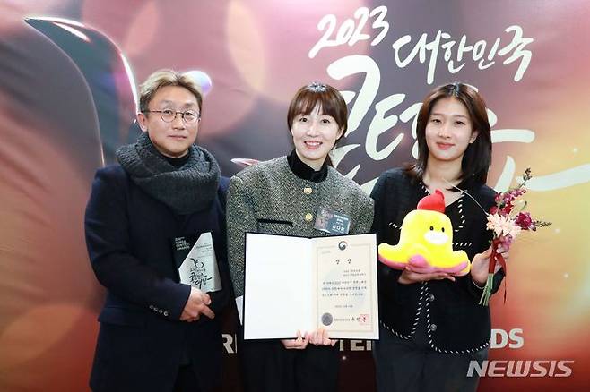 [서울=뉴시스]LG유플러스는 13일 국립중앙박물관 대강당에서 열린 2023 대한민국 콘텐츠 대상에서 '무너크루'가 캐릭터 부문 문화체육관광부장관상을 수상했다. 사진은 김다림 마케팅전략담당(가운데)과 캐릭터마케팅팀 이상수 팀장(왼쪽), 양주희 선임(오른쪽)이 수상을 축하하고 있는 모습. (사진=LG유플러스 제공)