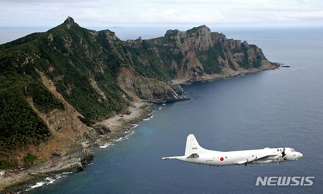 [도쿄=교도·AP/뉴시스]일본 정부는 중국의 해경선이 올해 중일 영토분쟁 지역인 센카쿠(尖閣·중국명 댜오위다오) 열도 인근 접속수역에서 항행한 일수가 역대 최다였다고 발표했다. 사진은 2011년 10월13일 당시 일본 해상자위대의 P-3C 오리온 정찰기가 동중국해에서 일본의 센카쿠 열도 상공을 비행하고 있는 모습. 2022.12.29.