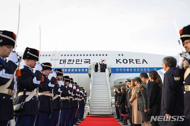 [암스테르담=뉴시스] 조수정 기자 = 네덜란드 국빈 방문 일정을 마치고 귀국하는 윤석열 대통령과 부인 김건희 여사가 14일(현지시간) 암스테르담 스히폴공항에 도착해 공군 1호기 탑승에 앞서 인사하고 있다. (공동취재) 2023.12.14. chocrystal@newsis.com