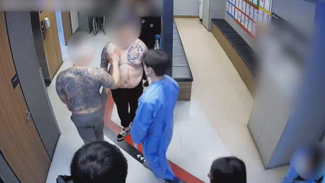 MZ조폭 일당이 지난 3월 서울의 한 병원 응급실에서 옷을 찢고 문신을 노출한 채로 난동을 부리는 모습. 서울경찰청 제공