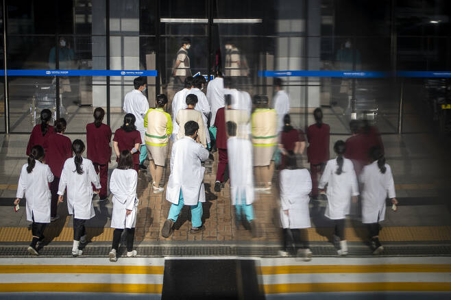 11월22일 서울의 한 대학병원 입구로 의료진들이 들어가고 있다. ⓒ시사IN 박미소