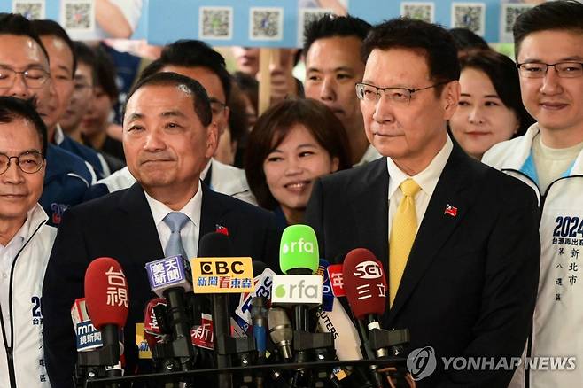 (AFP=연합뉴스) 대만 국민당 허우유이(왼쪽) 총통 후보와 자오사오캉 부총통 후보.2023.12.13.