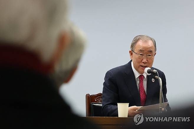 강연하는 반기문 전 유엔 사무총장 (서울=연합뉴스) 김주성 기자 = 반기문 전 유엔 사무총장이 14일 오후 서울 서대문구 연세대학교 김대중도서관에서 열린 '김대중 대통령 탄생 100년, 노벨평화상 수상 23주년 기념식'에서 기념강연을 하고 있다. 2023.12.14 utzza@yna.co.kr