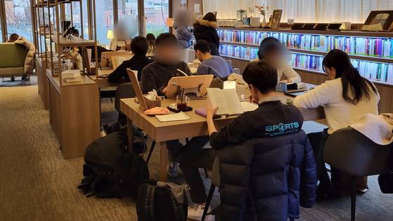 스마트폰을 반납해야만 들어갈 수 있는 카페. 〈사진=이지현 기자〉
