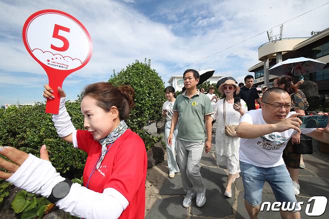 중국인 단체관광객들이 제주시 용두암에서 관광을 즐기고 있다. (제주도사진기자회)2023.8.31/뉴스1 ⓒ News1 오현지 기자