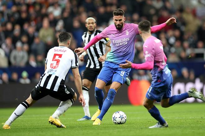 epa11027889 Olivier Giroud (C) of Milan in action during the UEFA Champions League group stage soccer match between Newcastle United and AC Milan, in Newcastle, Britain, 13 December 2023.  EPA/ADAM VAUGHAN<저작권자(c) 연합뉴스, 무단 전재-재배포 금지>