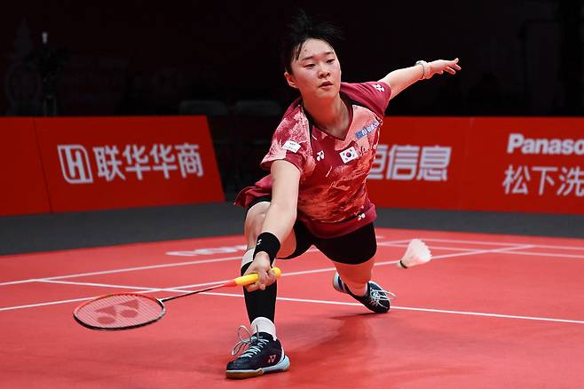 South Korea?s Kim Ga-eun hits a return to compatriot An Se-young during their women?s singles match at the BWF Badminton World Tour Finals in Hangzhou, in China?s eastern Zhejiang province on December 13, 2023. (Photo by AFP) / China OUT<저작권자(c) 연합뉴스, 무단 전재-재배포 금지>