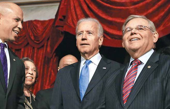 바이든과 나란히 선 메넨데스 - 조 바이든(가운데) 미국 대통령과 밥 메넨데스(오른쪽) 미 상원 외교위 민주당 간사가 지난 2013년 10월 워싱턴DC 의사당에서 열린 한 행사에 참석해 나란히 서있다. 바이든은 당시 부통령이었다. 메넨데스는 1일(현지 시각) 본지 화상 인터뷰에서 문재인 대통령이 시진핑 중국 국가주석과 전화 통화에서 ‘중국 공산당 창립 100주년을 진심으로 축하한다’고 말한 데 대해 “실망스럽고 걱정된다”고 했다. /게티이미지코리아