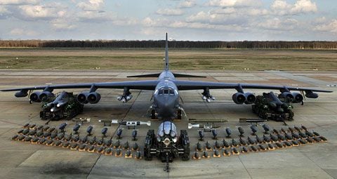 B52 전략폭격기가 완전 무장시 탑재할 수 있는 폭탄 등 무기들과 함께 미 루이지애나주 바크스데일 공군기지에 전시돼 있다. 미 공군 홈페이지