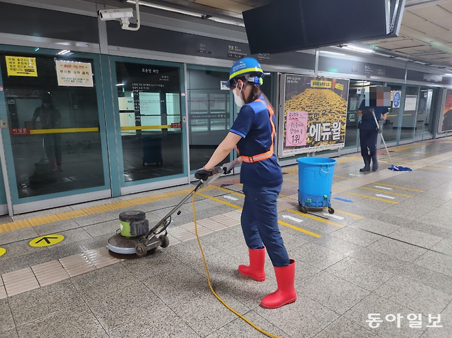 전 씨가 지하철 역사 청소를 하고 있다.