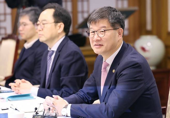 이기일 보건복지부 제1차관이 15일 오전 서울 종로구 정부서울청사에서 열린 저출산 관련 전문가 시리즈 간담회에 참석해 발언하고 있다. 출처=뉴시스