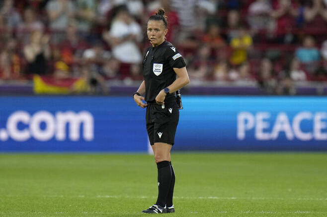 리베카 웰치가 지난해 7월 16일 런던에서 열린 UEFA 여자 유로 2022 대회 B조 덴마크와 스페인 경기에서 심판을 보고 있다. 런던/AP연합뉴스