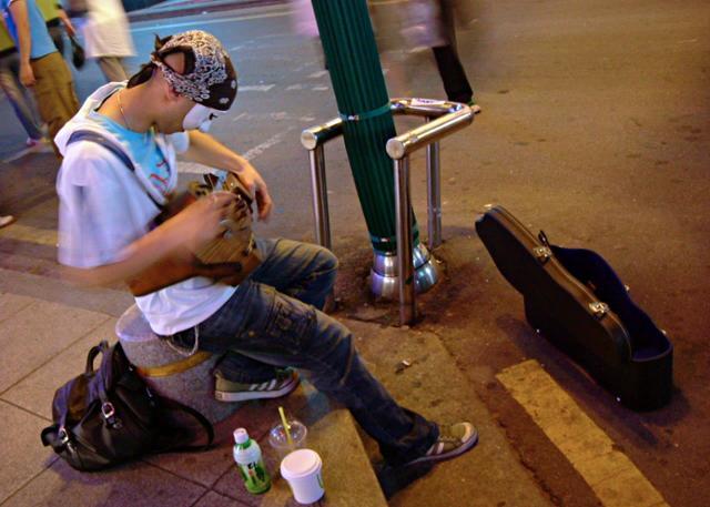 2005년 유럽 민속악기 드렐라이어(영어로는 ‘허디 거디’)를 연주하며 홍대 거리에서 버스킹을 하는 가수 하림. 유럽의 버스커들이 그렇듯, 앞엔 팁 박스로 악기 상자를 열어 뒀다. 하림 제공
