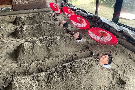 이부스키의 고급 료칸 ‘하쿠스이칸’에서 체험한 모래찜질.