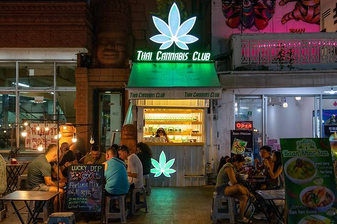 명칭은 달라도 대마초 잎 모양의 로고를 통해 대마초 판매점이라는 사실을 알 수 있다.