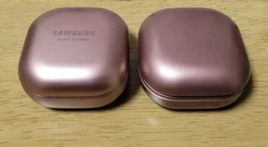 송씨가 알리익스프레스에서 구입한 위조 무선이어폰은 진품과 달리 커버에 상호 표시가 없었다. 이 제품은 블루투스 연결이 자주 끊겼다고 한다. 사진 송씨